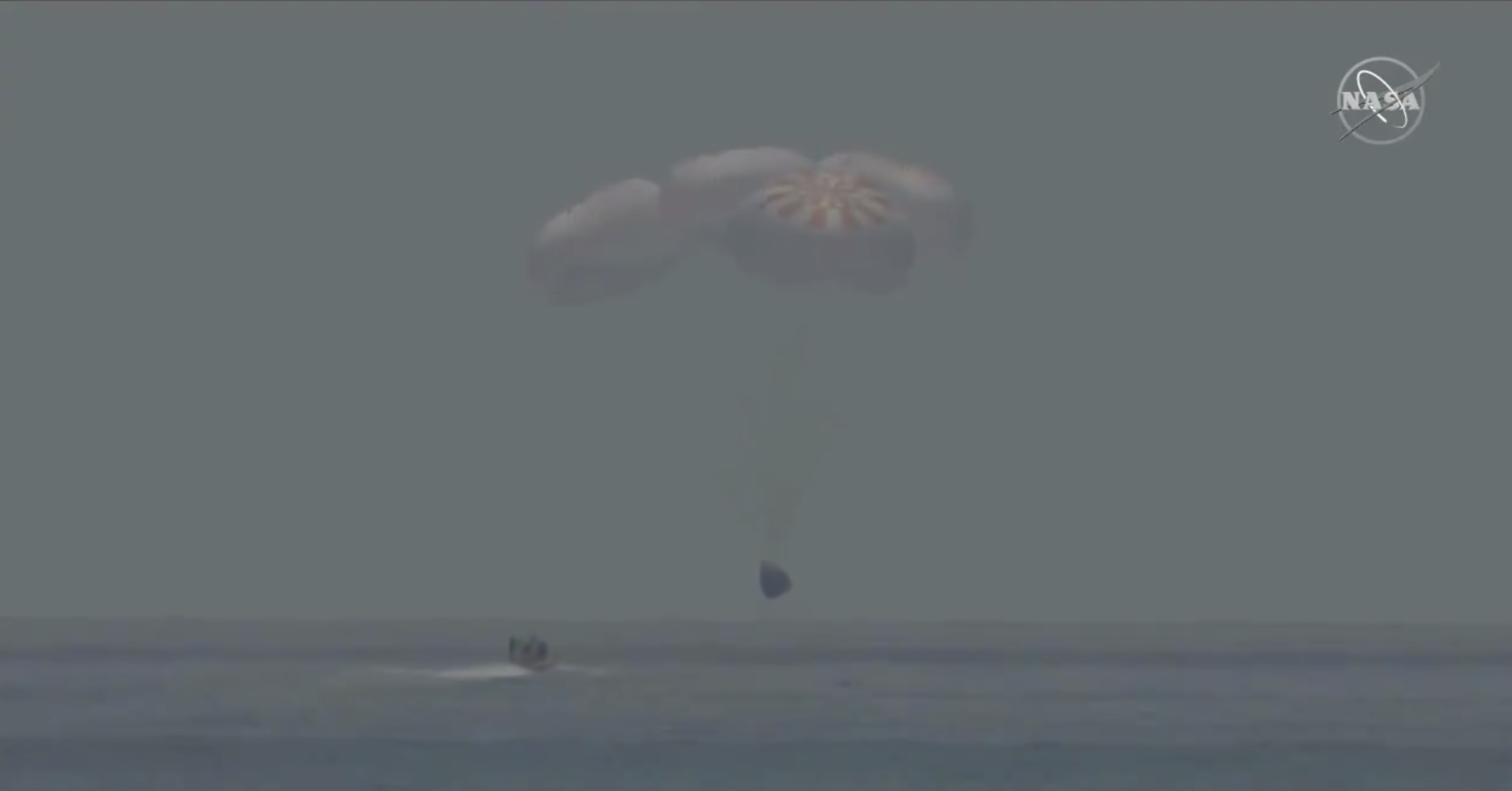 La cápsula tripulada de SpaceX ameriza frente a la costa de Florida