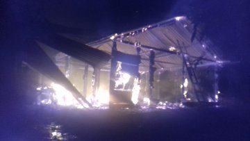 Alta Verapaz: Policía resguarda a pobladores luego del ataque de un grupo armado que desalojó y quemó casas