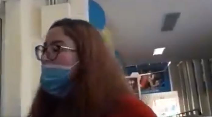Una mujer insultó al personal que le negó el ingreso a un centro comercial y ahora en redes la conocen como Lady 3 pesos