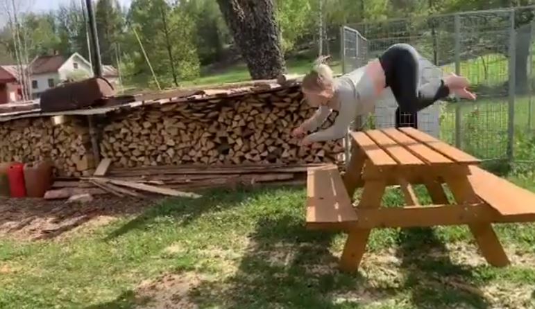 La mujer que se hizo viral por “galopar y saltar” obstáculos como un caballo