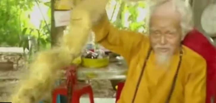 Video: así luce un hombre tras más de 70 años sin cortarse el pelo por un ‘llamado divino’