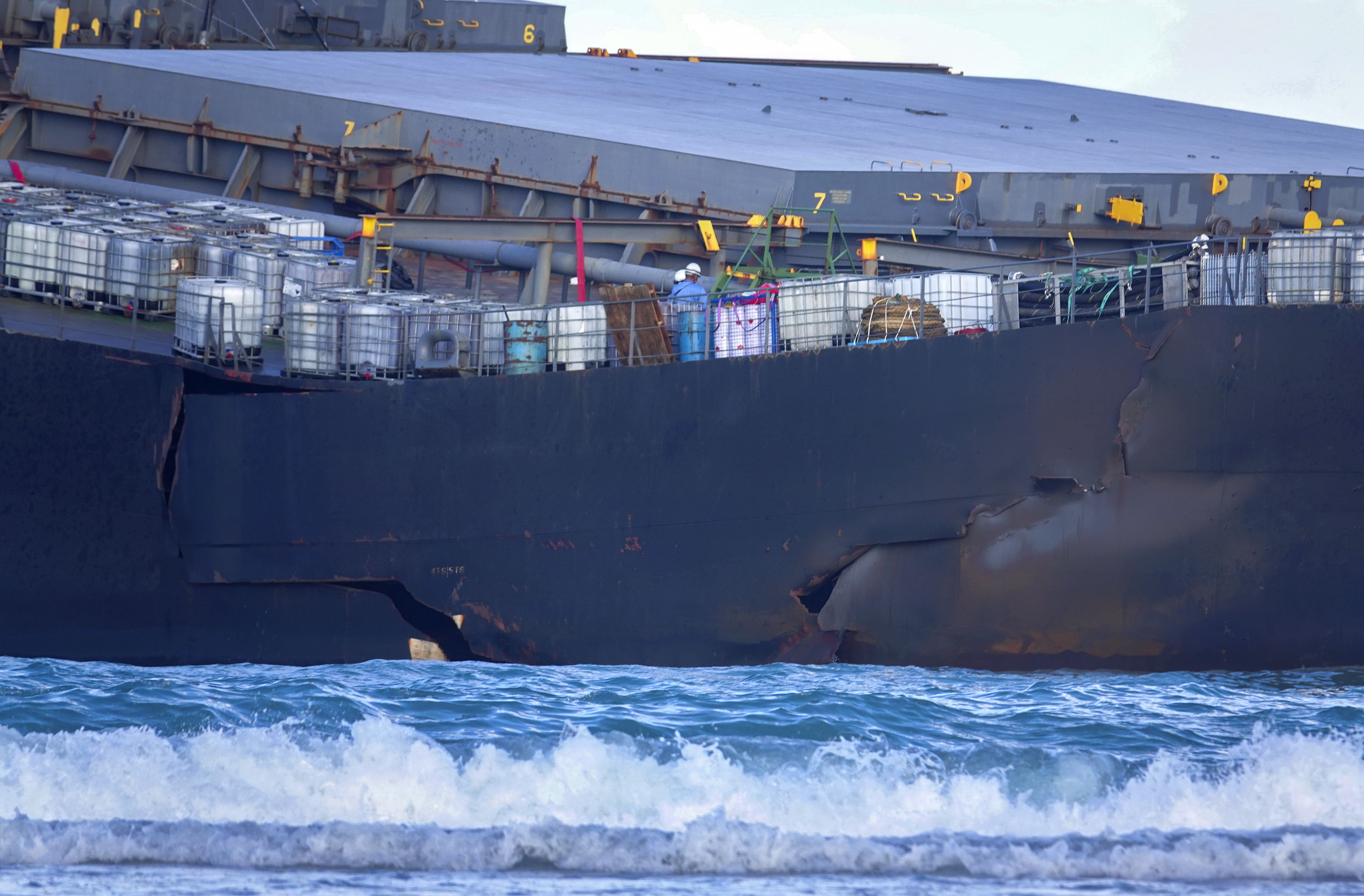 ¡Se partió en dos! Así quedó el barco que derramó petróleo en aguas de Mauricio