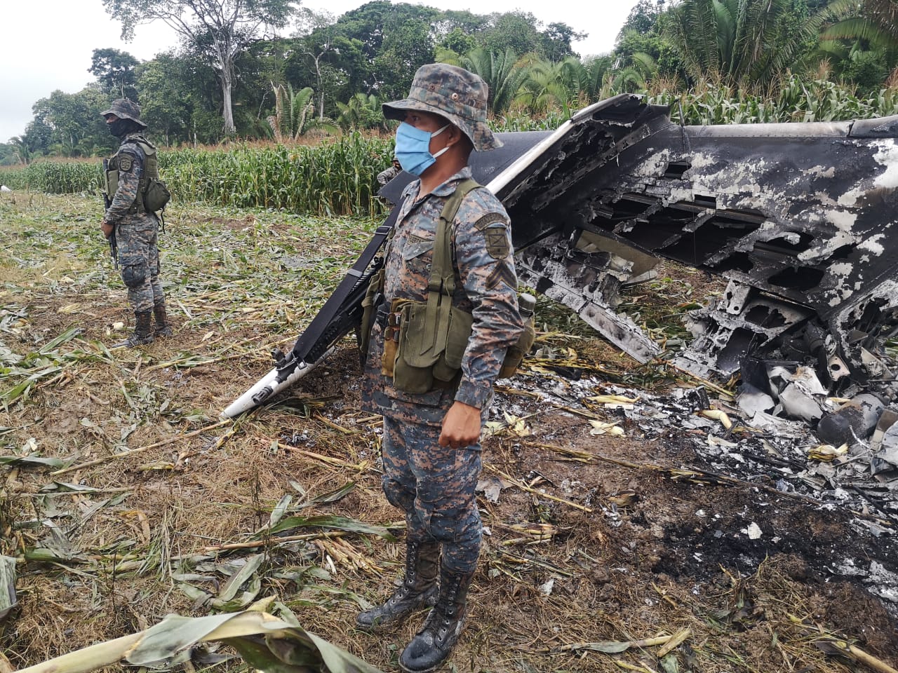 Fuerzas del Ejército localizan aeronave quemada en el departamento de Quiché