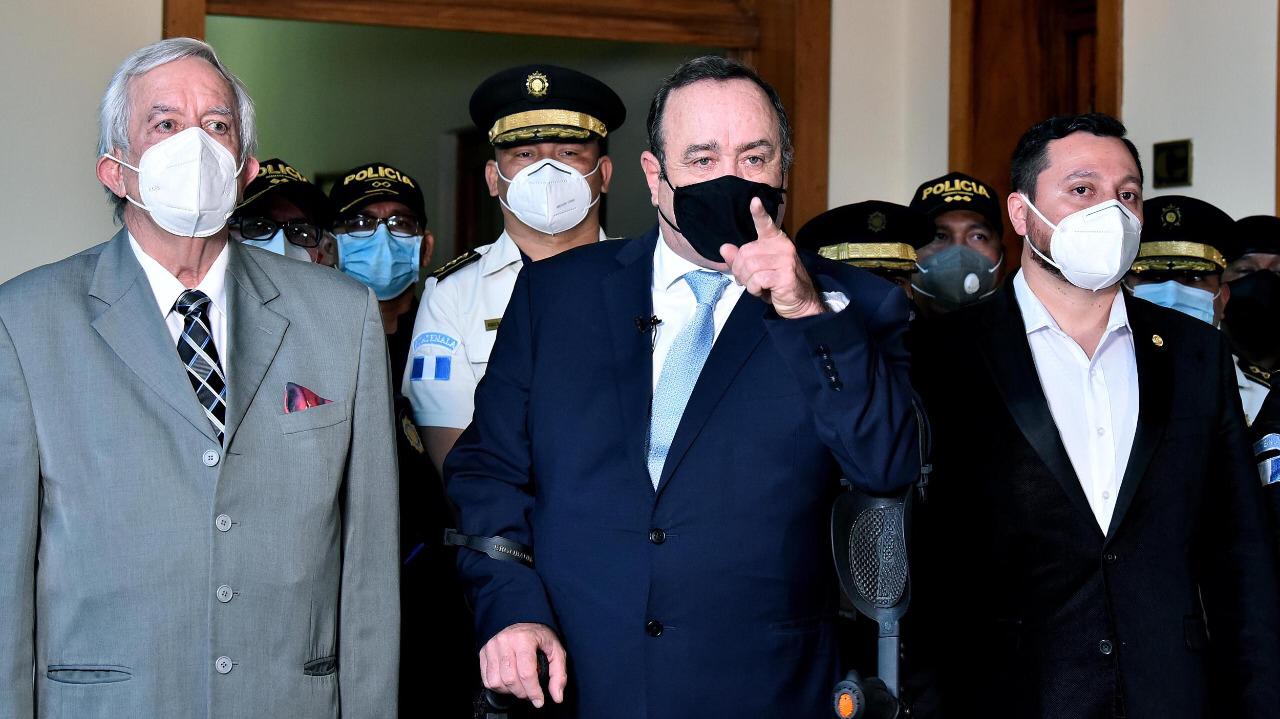 Presidente Giammattei lanza advertencia a pandilleros que mantienen retenidos a guardias del Sistema Penitenciario