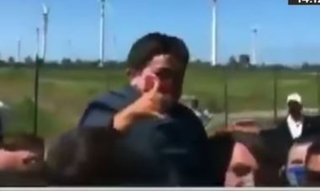 Video: Bolsonaro carga a un hombre con enanismo creyendo que era un niño