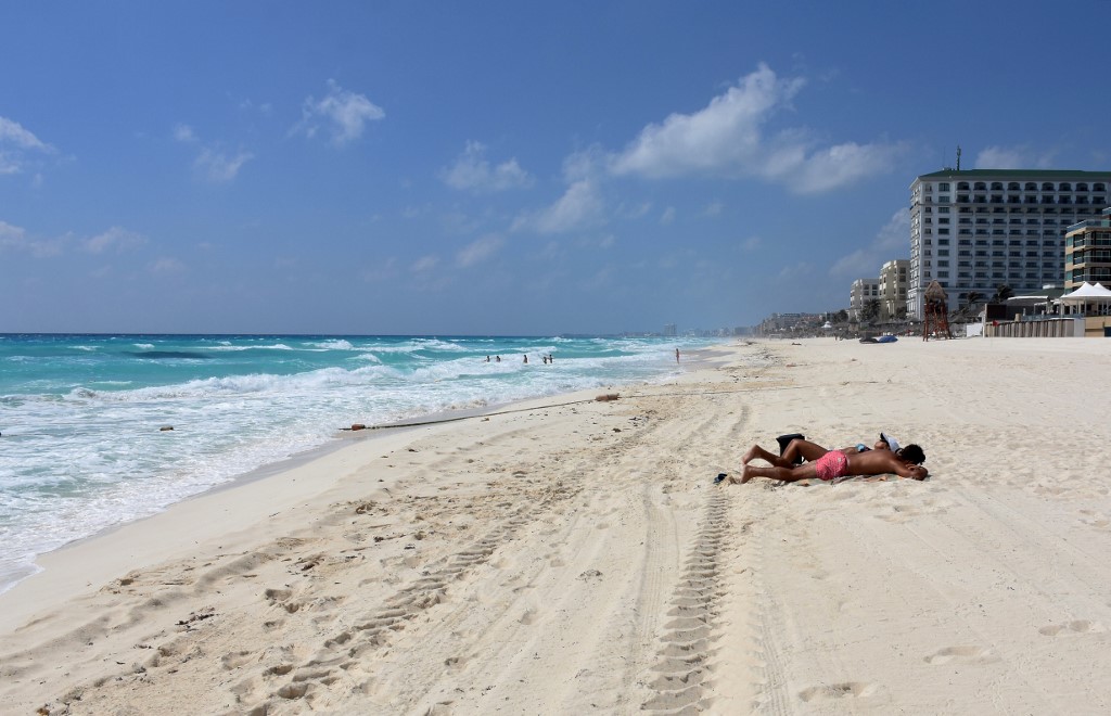 Familia se va de vacaciones a Cancún, se infectan de coronavirus y delincuentes saquean su casa