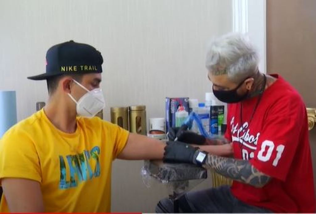 Video | “Una segunda oportunidad de vida”: Así son los tatuajes gratis para quienes sobreviven al coronavirus