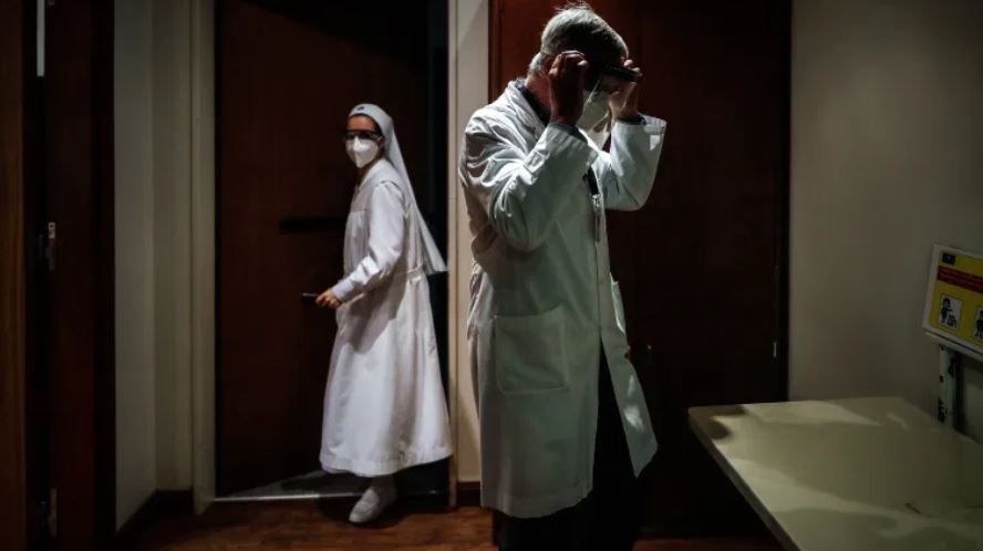 “Hablarle al oído”: cómo en un hospital se permite dar el último adiós a pacientes con covid-19