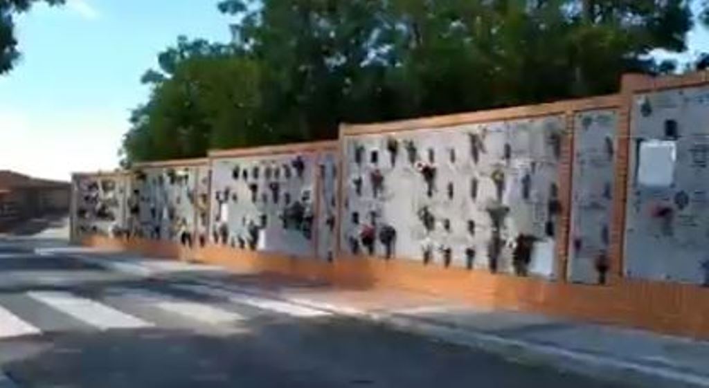 “Aquí están nuestros abuelos”: El video viral que muestra nichos construidos durante la pandemia en España