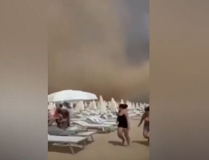 Video | “¡Todos afuera!”: Tornado causa pánico entre bañistas en playa de Italia