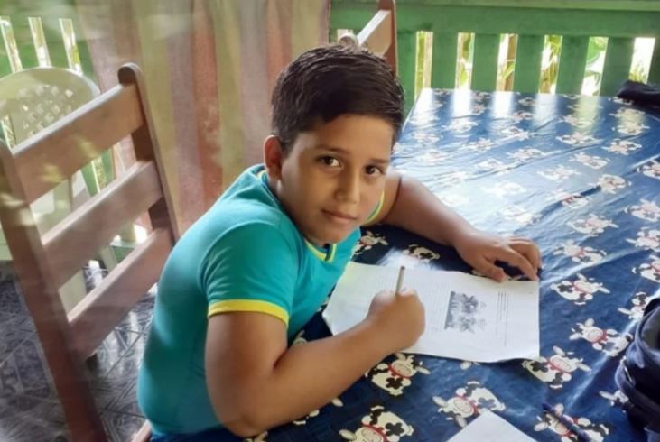 Brasil: Niño muere cuando jugaba con su teléfono que se estaba cargando