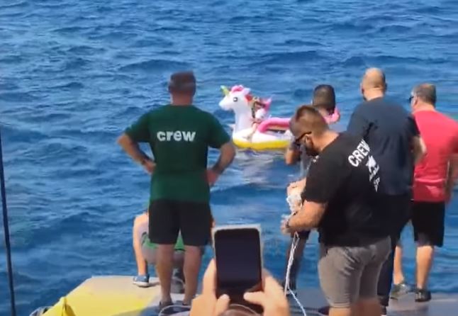Aferrada a su flotador de unicornio: Así rescataron a niña de 4 años que había sido arrastrada mar adentro en Grecia