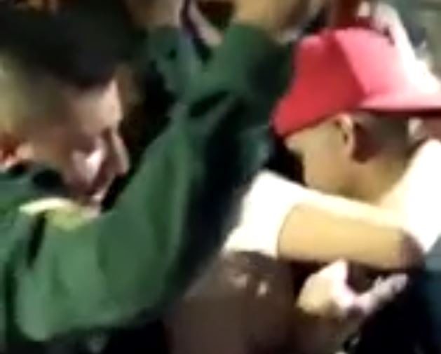 Policías colombianos en servicios fueron sorprendidos cuando bailaban en fiesta clandestina