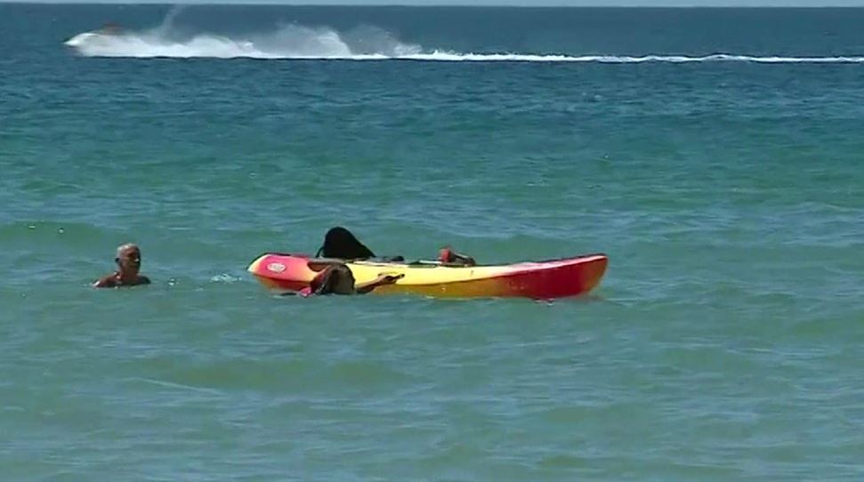 La imagen que muestra al presidente de Portugal socorriendo a dos mujeres en el mar