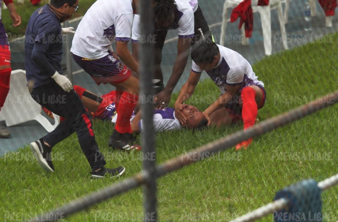 Jugador de San Pedro sufre derrame facial y se desmaya durante el partido contra Achuapa en el regreso del futbol nacional