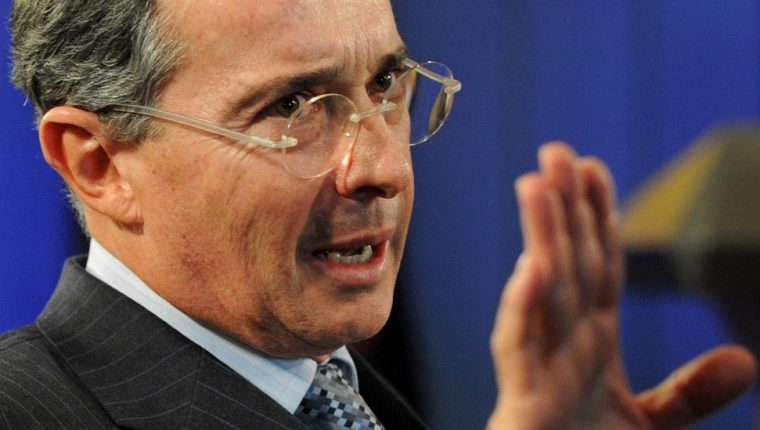 Expresidente colombiano Álvaro Uribe es reseñado como preso y pide “transparencia” en su caso