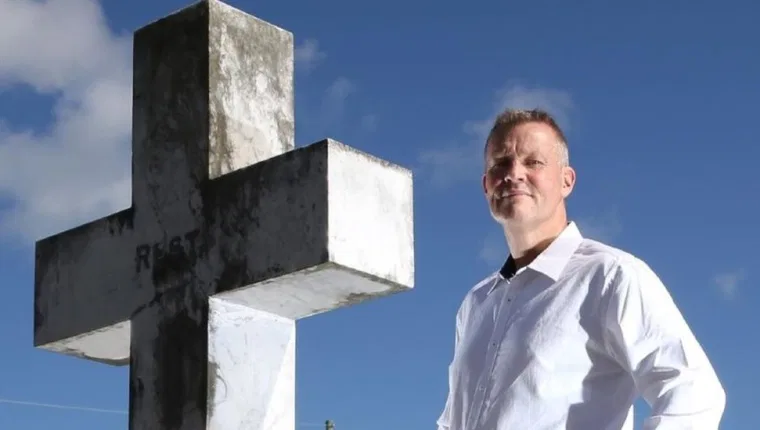 “Soy un confesor de ataúd”: el hombre al que le pagan por revelar secretos de los muertos durante sus funerales