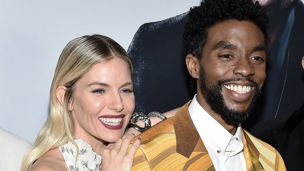 Chadwick Boseman: el “asombroso” gesto del actor de donar parte de su salario a la actriz Siena Miller