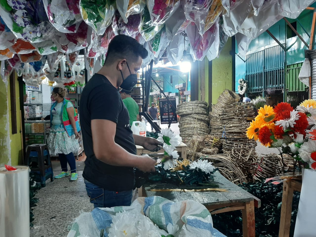 Se acerca el Día de Todos los Santos y cementerios están cerrados a causa del coronavirus ¿Qué pasará con los vendedores de flores y coronas?