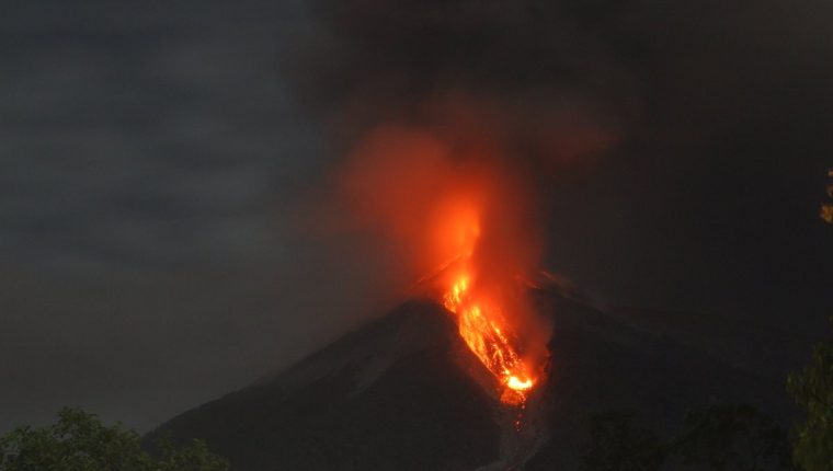 “Fuertes retumbos y flujos de lava”: autoridades vigilan de cerca el Volcán de Fuego