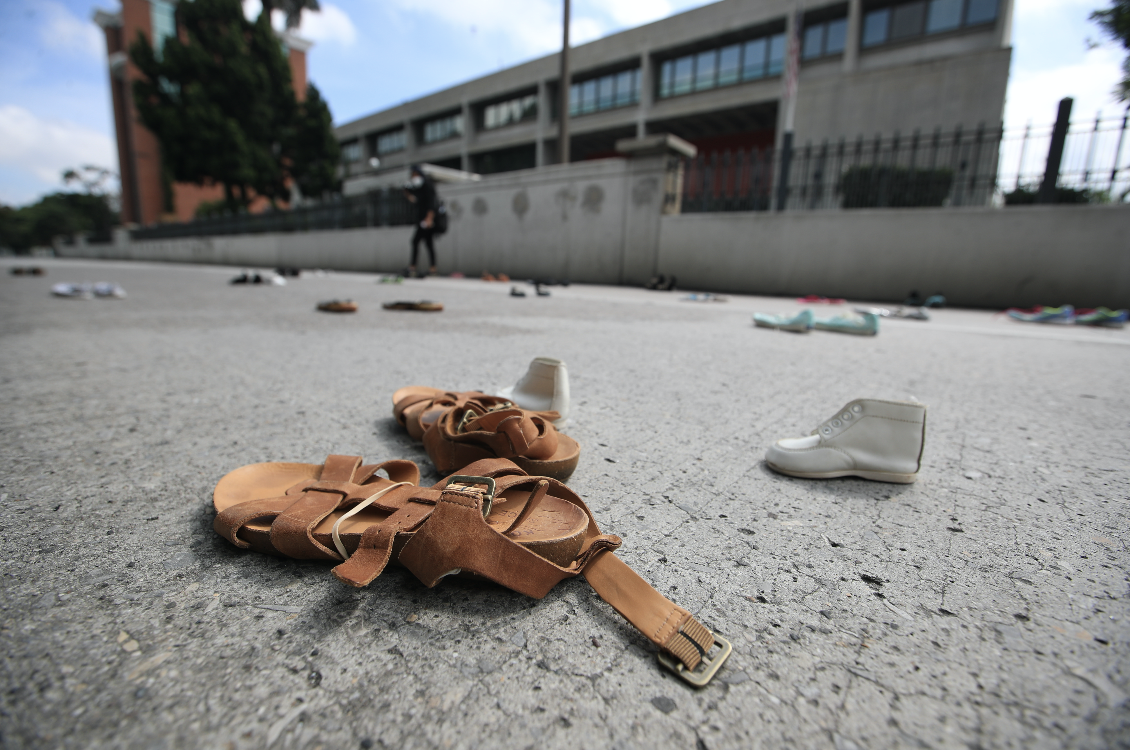 Cien zapatos frente a embajada de EE. UU. para celebrar Jornada Mundial del Migrante