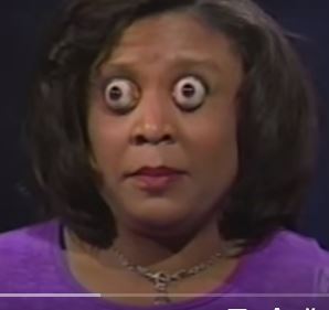 Un récord Guinness inédito: mujer saca sus ojos hasta 12 milímetros