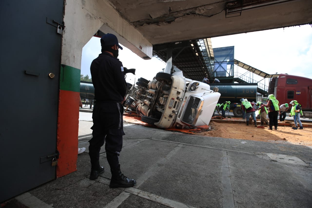 ¡Aparatoso accidente! Doble remolque impacta contra pasarela y derrama aceite de palma