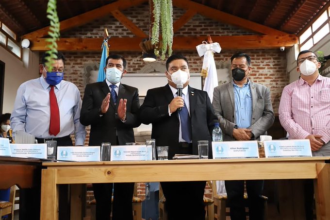 ¿Y el distanciamiento social? Alcaldes entregan reconocimiento a Allan Rodríguez, recién recuperado de covid-19