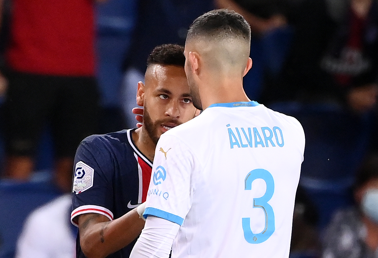 Neymar queda suspendido, pero la liga francesa investigará su reclamo por racismo