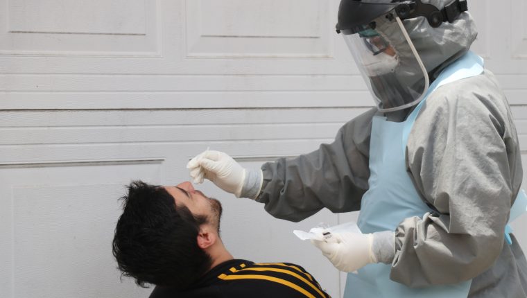 El hisopado es parte del proceso para detectar el coronavirus. (Foto: Hemeroteca PL)