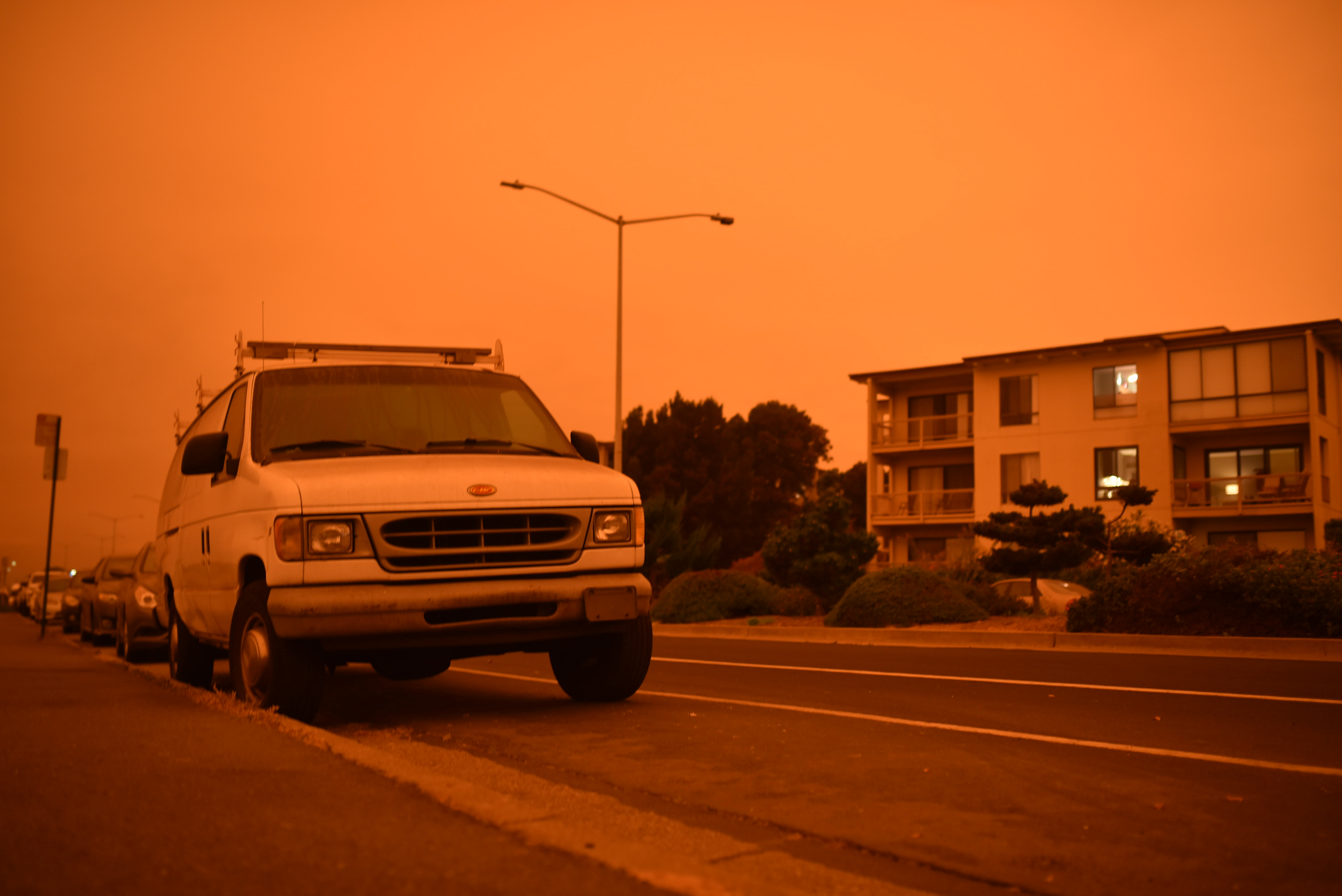 La dramática historia de un joven de 14 años que aprendió a manejar para huir del fuego en California