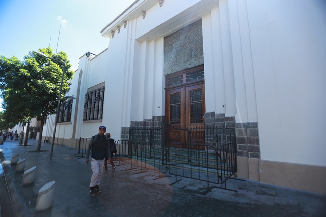 Agentes de la PNC intimidan a periodistas de Prensa Libre y Guatevisión cerca de la Casa Presidencial