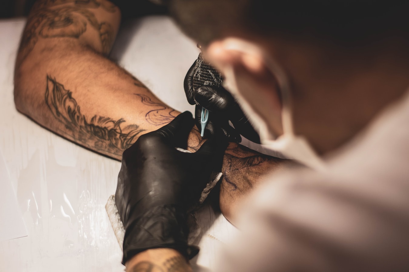 Usuarios de TikTok se hacen tatuaje nazi creyendo que era símbolo de la generación Z