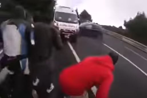 “Aquí está el diablo”: Vehículo derrapa y arrolla a personas que ayudaban en un accidente ocurrido poco antes