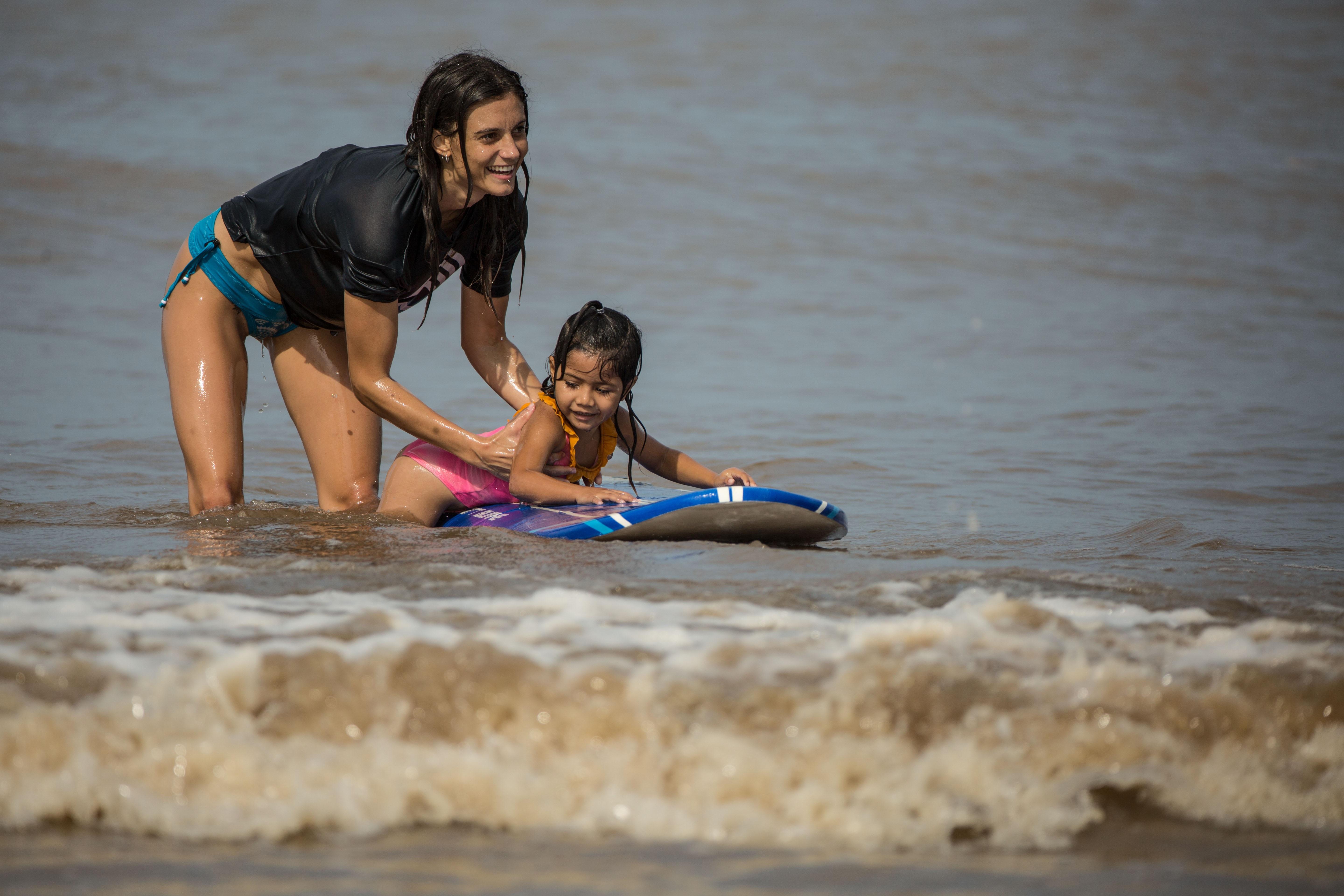 La historia de las atletas guatemaltecas que enseñan surf a niños en Iztapa