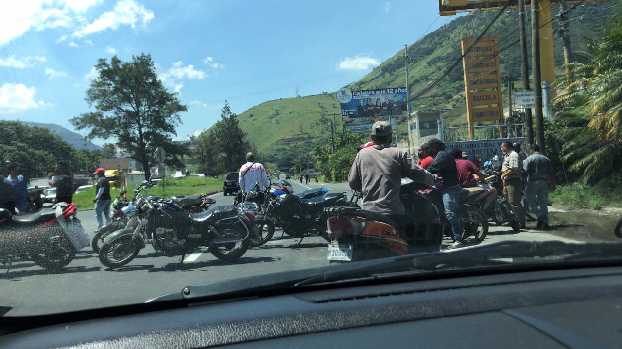 Manifestantes bloquean el tránsito en la ruta al Pacífico