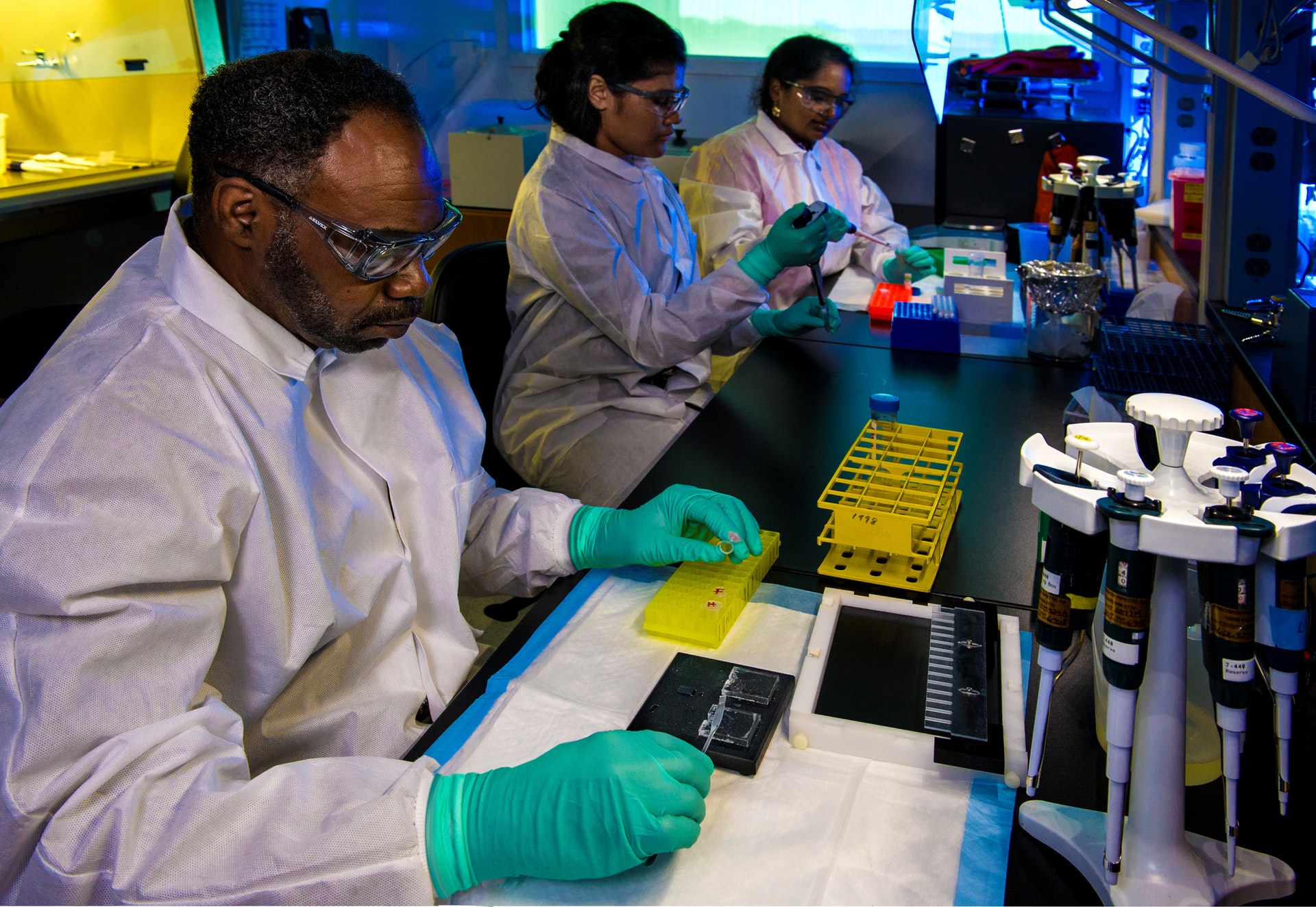 Crean en Brasil una lámina plástica que inactiva en minutos al coronavirus