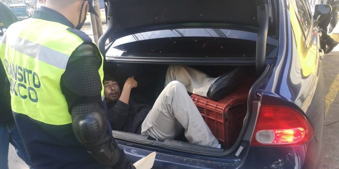 Hombre viajaba en el baúl de un taxi pirata y fue sorprendido por las autoridades