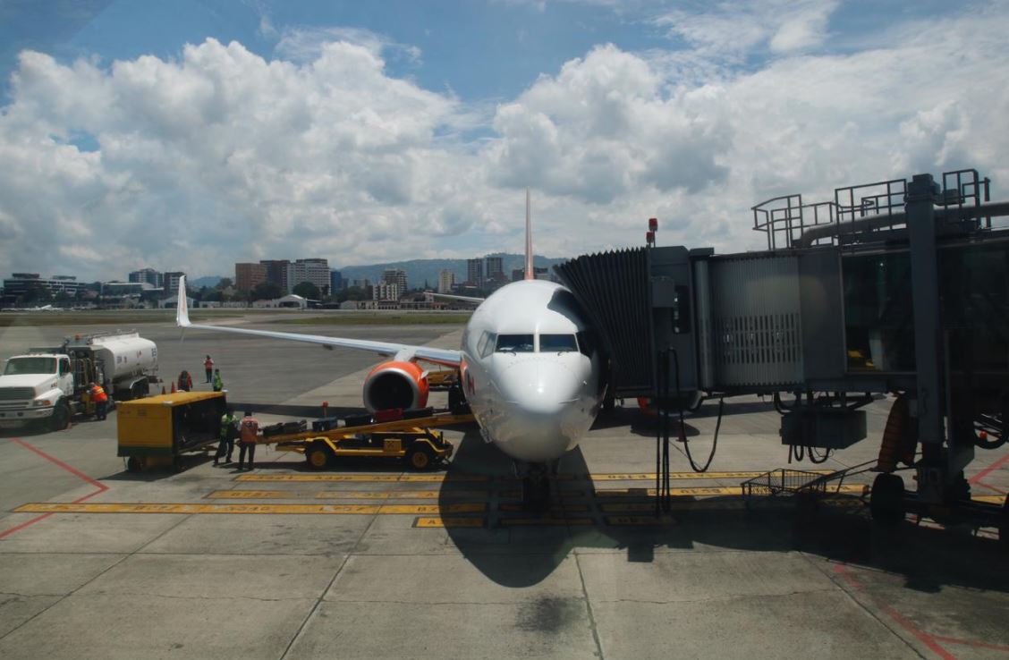 Aeropuerto La Aurora reabre operaciones, en medio de incertidumbre y expectativa