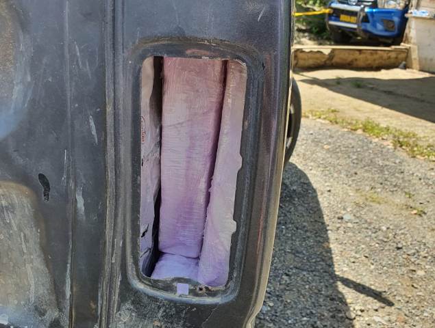Hasta en las luces traseras: Autoridades descubren paquetes de cocaína en vehículo