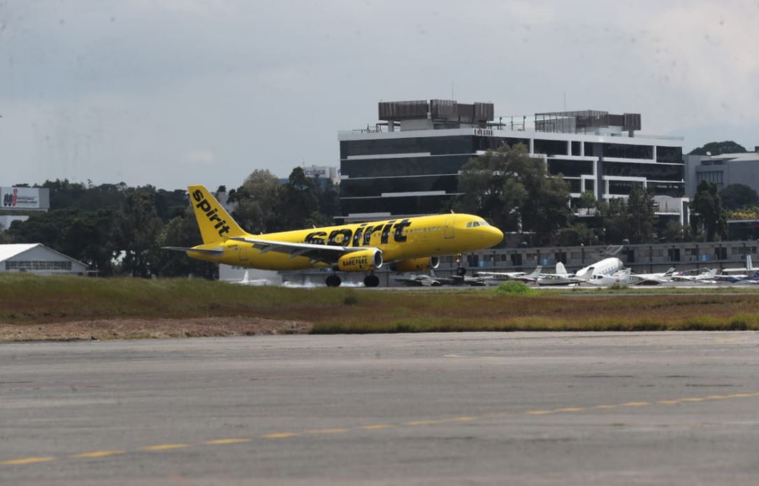 ¡Tocó tierra! Llega el primer avión comercial a La Aurora luego de seis meses