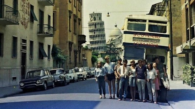 El épico viaje de un grupo de estudiantes en un autobús viejo más allá de la Cortina de Hierro