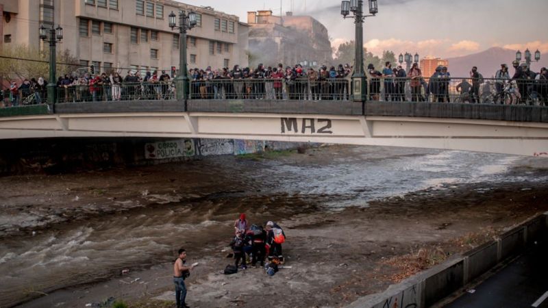 Indignación en Chile por la caída de un menor desde 7 metros de altura tras ser presuntamente empujado por un policía