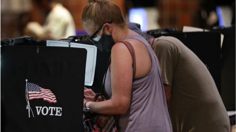 Tres acciones que Rusia e Irán están llevando a cabo para influir en las elecciones de Estados Unidos, según el FBI