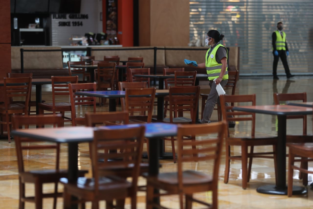 Fotogalería: las imágenes que muestran cómo comerciales, parques y otros lugares se preparan para la reapertura de fin de semana