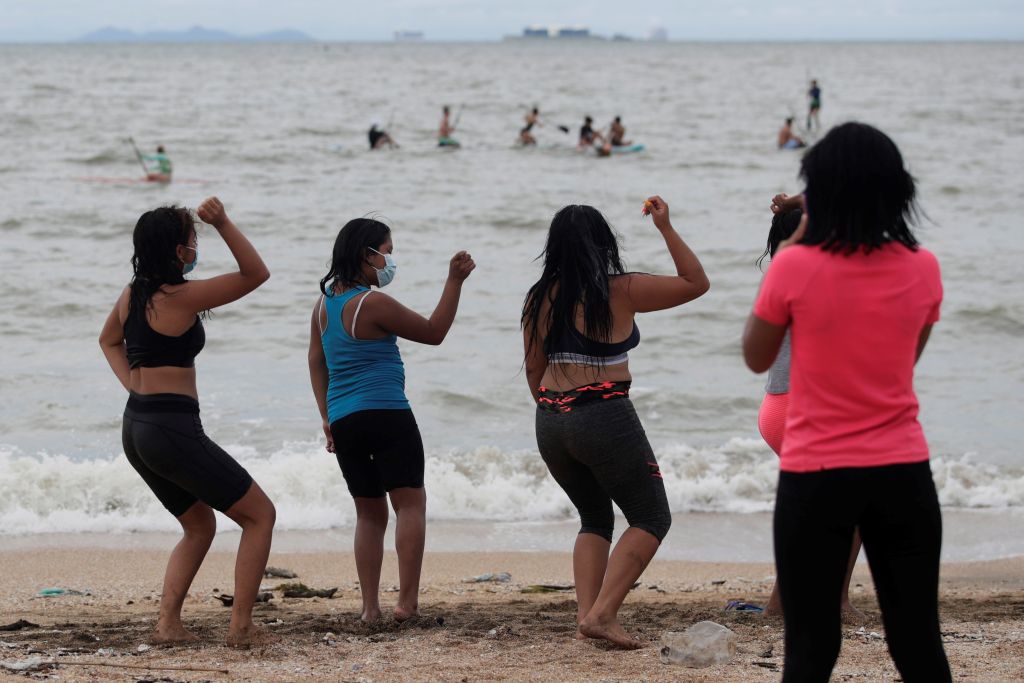 “Es maravilloso”: panameños regresan a las playas tras cierre por pandemia