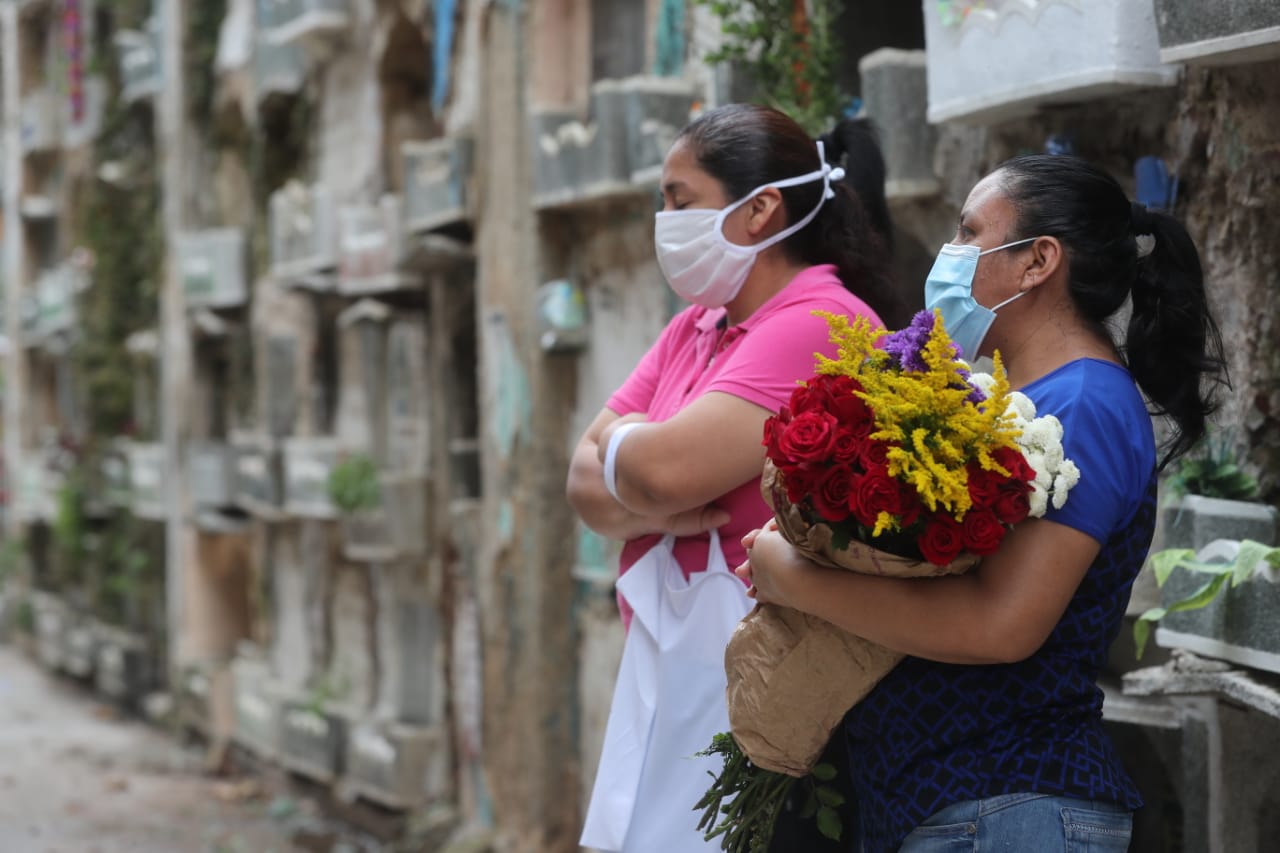 Fotos: con restricciones, cementerios de Guatemala abren de nuevos sus puertas