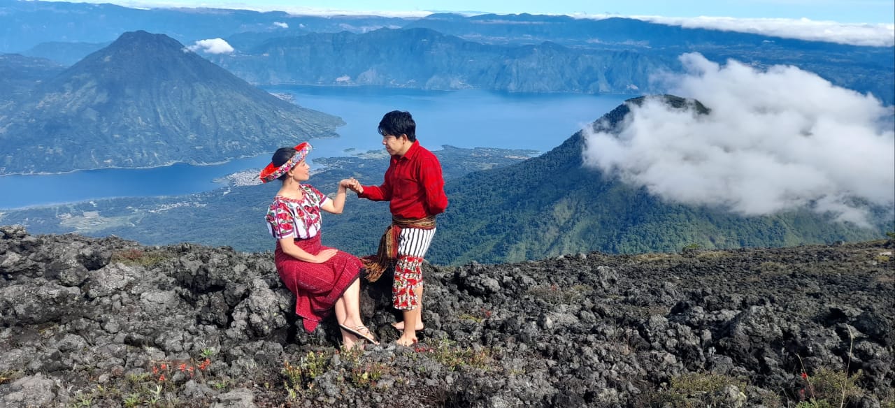 La oración de la cumbre con el Lago de Atitlán de fondo
