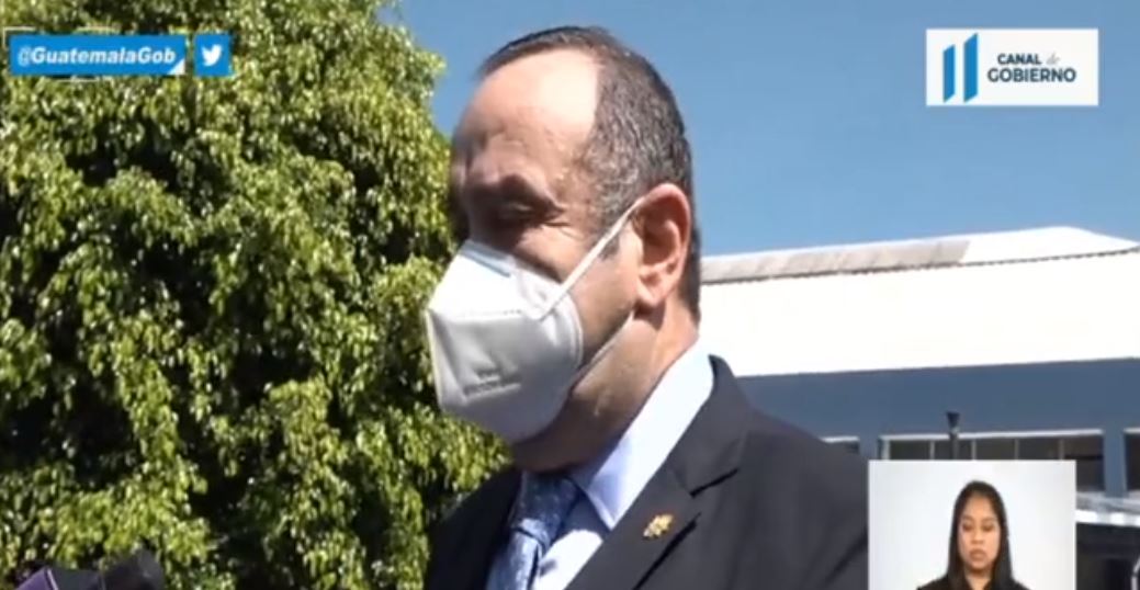 “Mi enfermedad la pagué yo, mis medicinas las pagué yo”, afirmó Giammattei al reaparecer en público luego de padecer covid-19