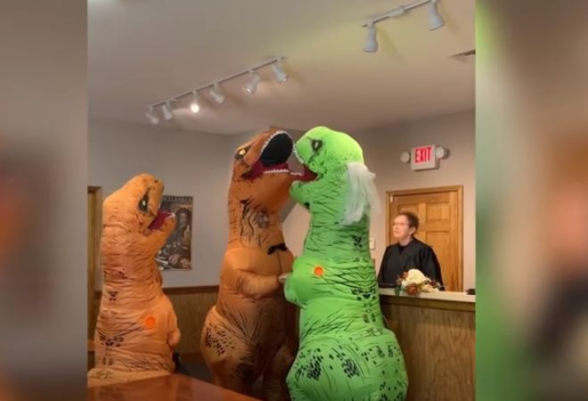 ¡Todo por amor! Pareja utiliza disfraces de dinosaurios y protagoniza boda inusual